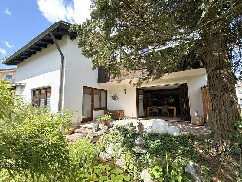 Familienhaus mit Einliegerwohnung und idyllischem Garten (U-Bahn Nähe)